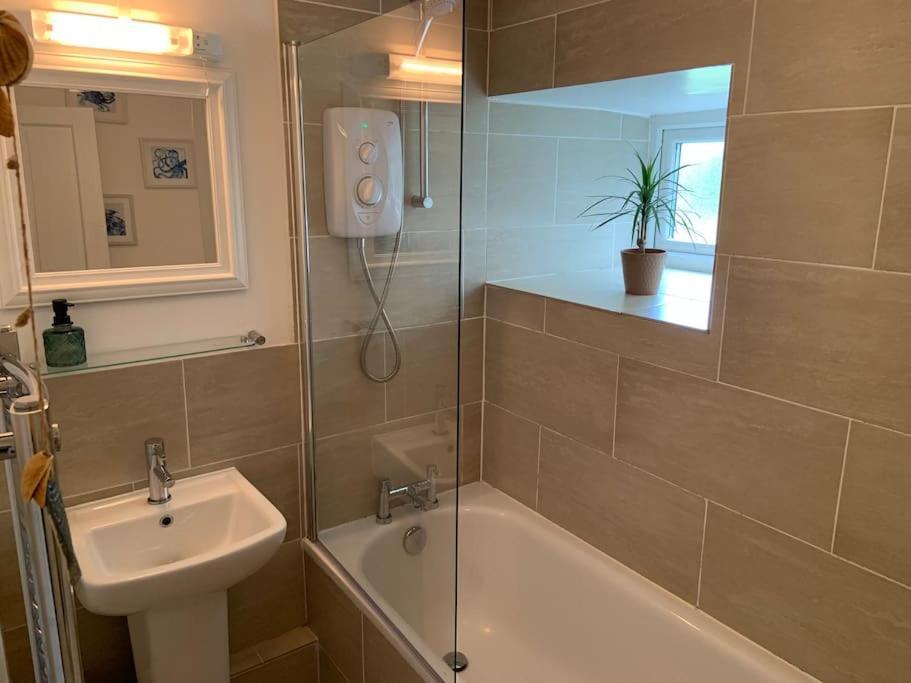 Large 3 Bedroom Flat In Sennen Apartment